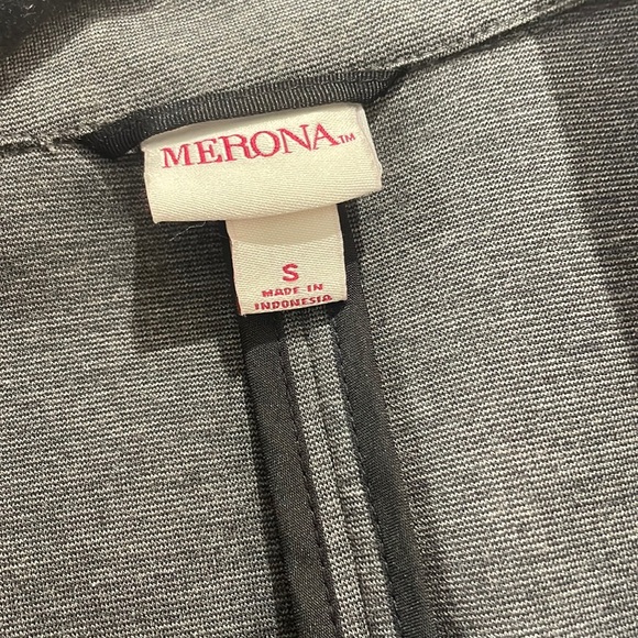 This blazer has shoulder pads. Split in the back, great condition - Picture 2 of 10